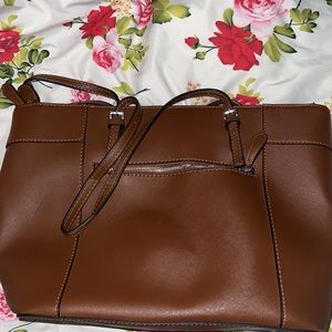 Guess purse in excellent condition